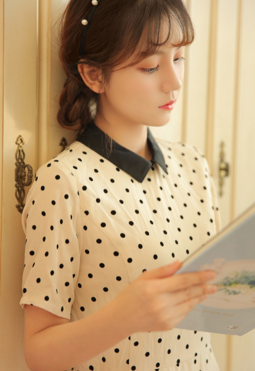 小萝莉童颜美女图片
