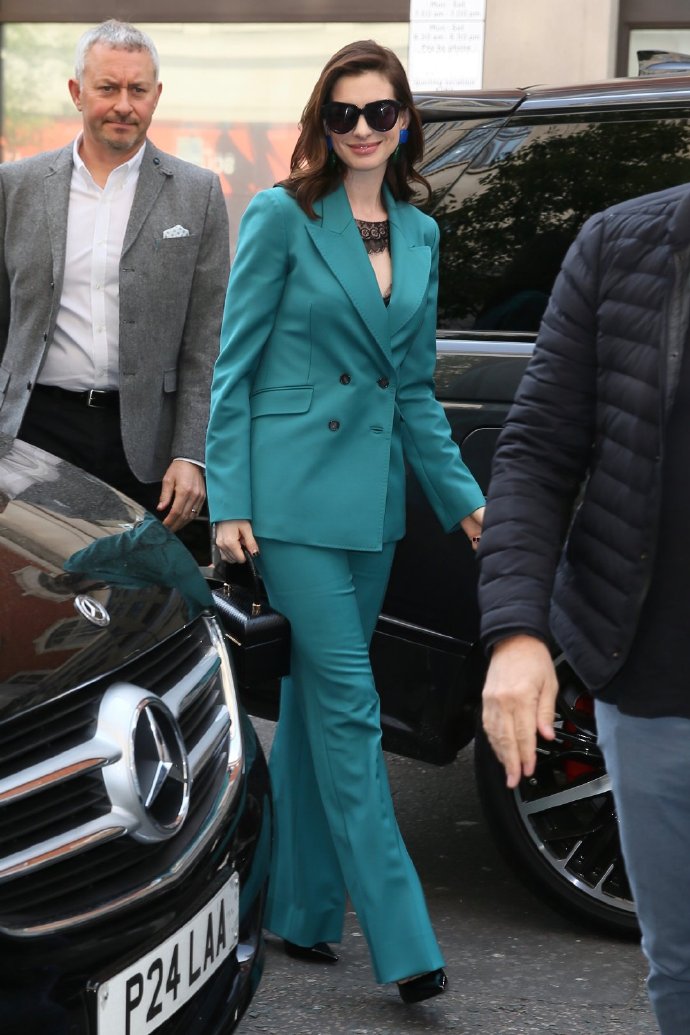欧美美女明星安妮.海瑟薇Anne Hathaway绿色西服图片
