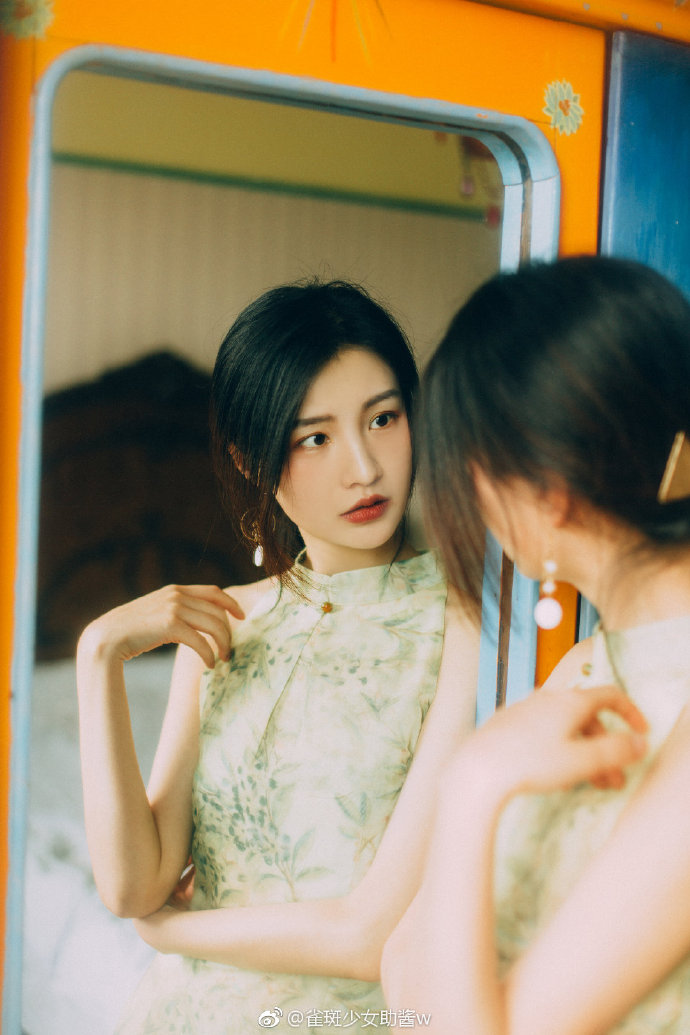 高冷的复古清纯美女图片