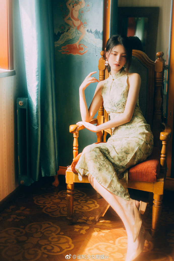 高冷的复古清纯美女图片