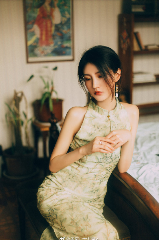 高冷的复古清纯美女图片