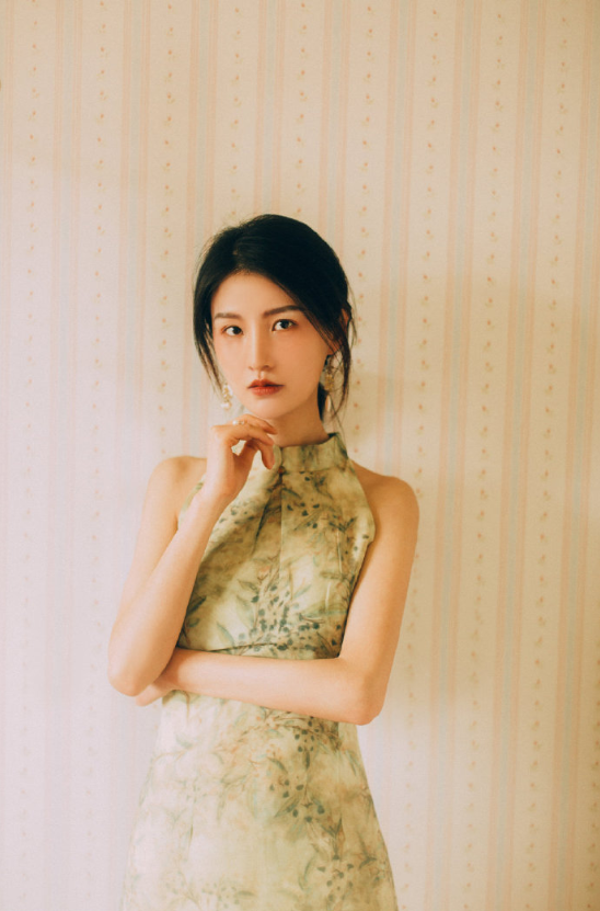 高冷的复古清纯美女图片