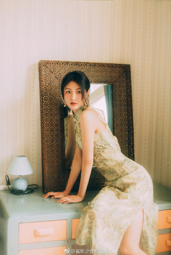 高冷的复古清纯美女图片