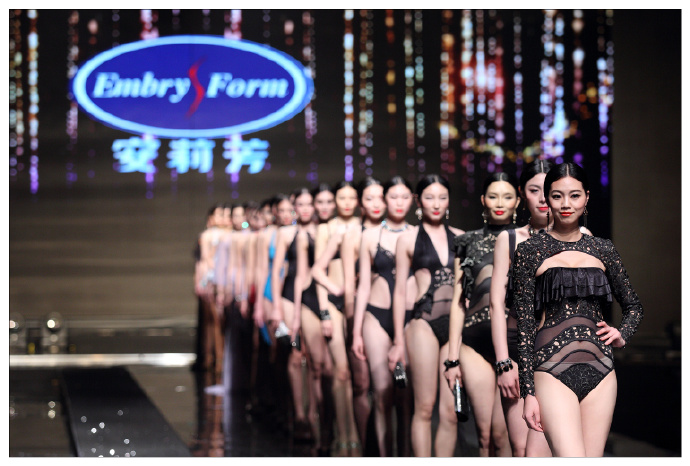 2018SIUF内衣秀性感图片
