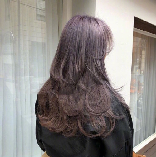 时尚卷发发型背影美女图片