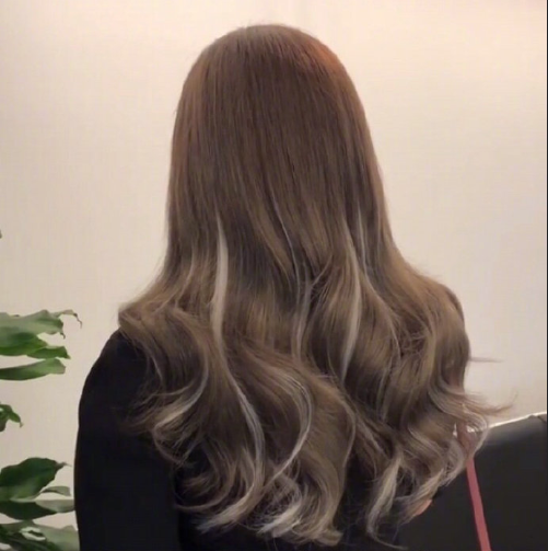 时尚卷发发型背影美女图片