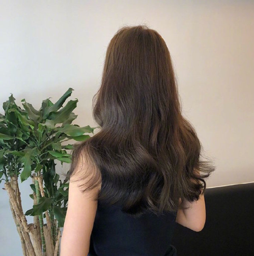时尚卷发发型背影美女图片