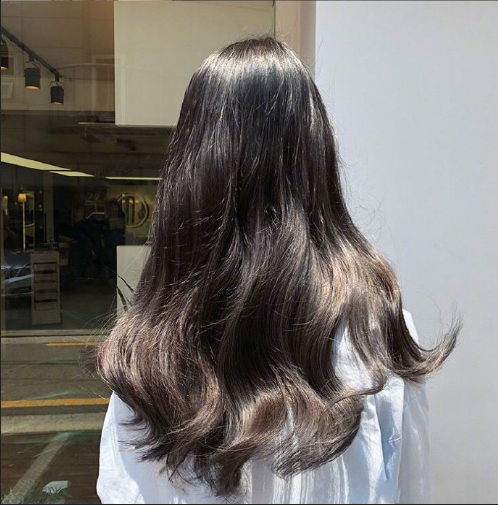 时尚卷发发型背影美女图片