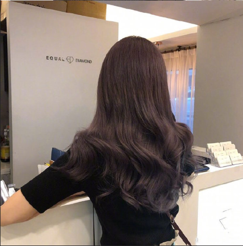 时尚卷发发型背影美女图片