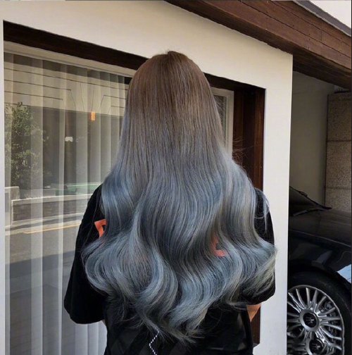 时尚卷发发型背影美女图片