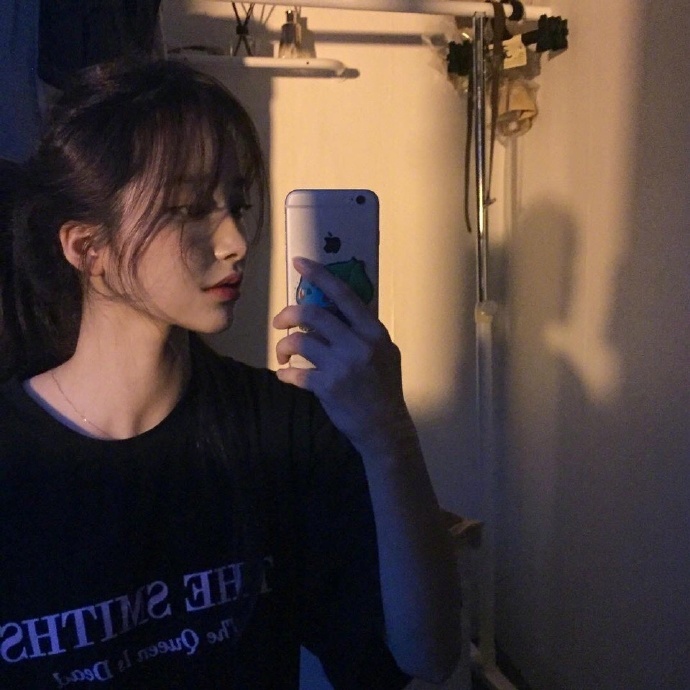 气质简单的女生头像图片