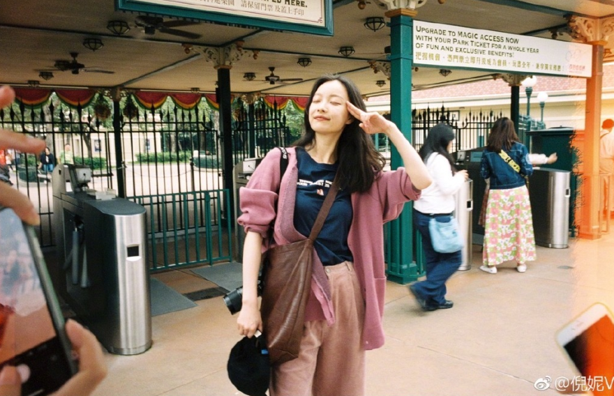 南京美女倪妮香港迪士尼游玩照图片