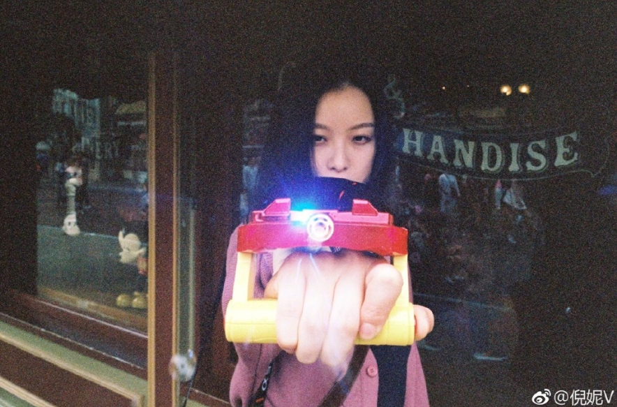 南京美女倪妮香港迪士尼游玩照图片