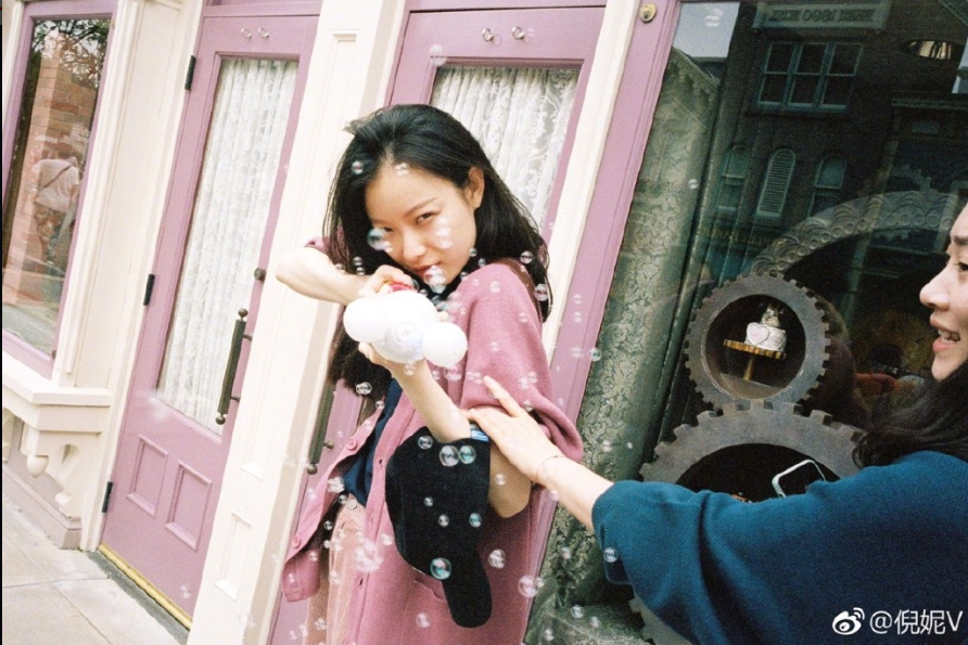 南京美女倪妮香港迪士尼游玩照图片