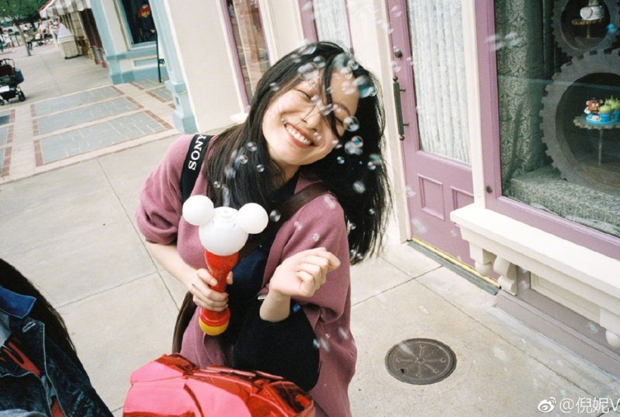 南京美女倪妮香港迪士尼游玩照图片