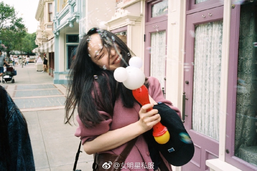 南京美女倪妮香港迪士尼游玩照图片