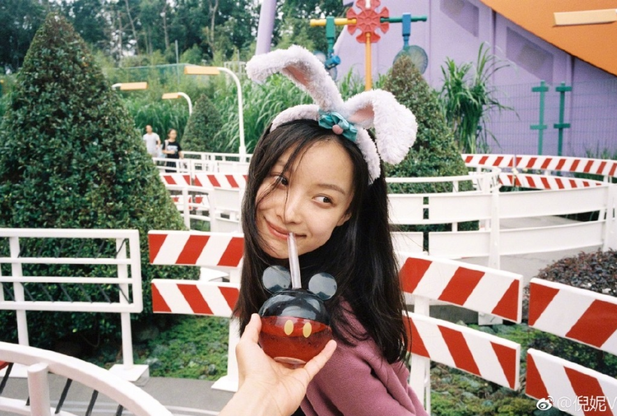 南京美女倪妮香港迪士尼游玩照图片