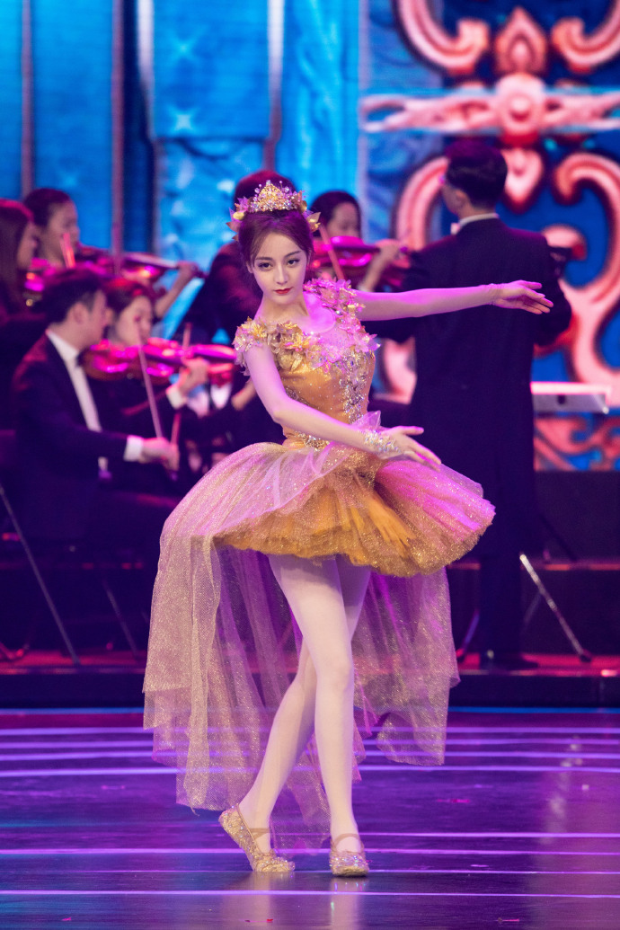 新疆美女图片 胖迪迪丽热巴跳舞图片