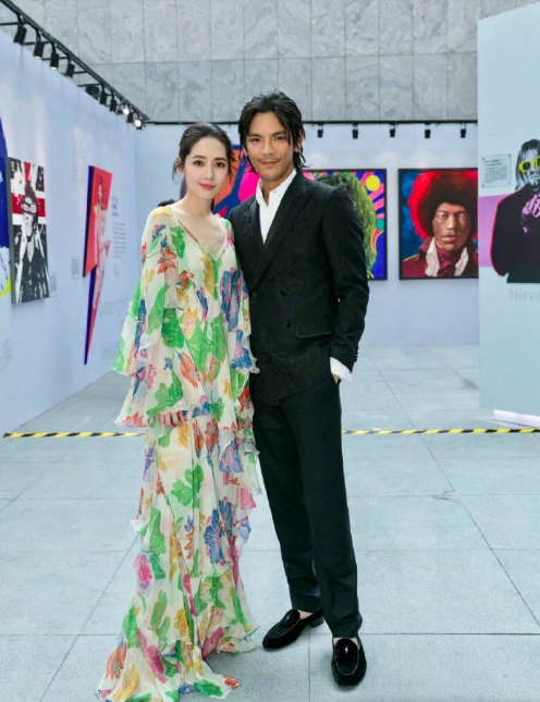 台湾情侣明星郭碧婷向佐合体现身图片