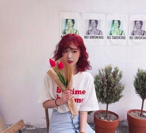 今年超流行的齐肩超卷发美女图片