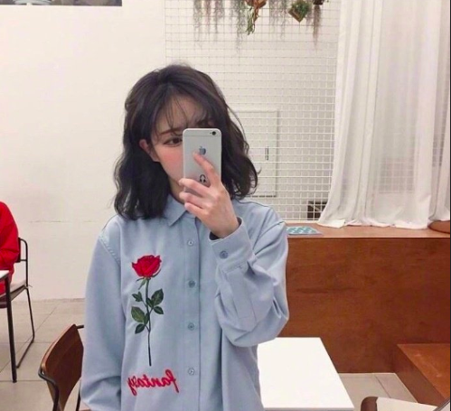今年超流行的齐肩超卷发美女图片