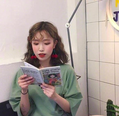 今年超流行的齐肩超卷发美女图片