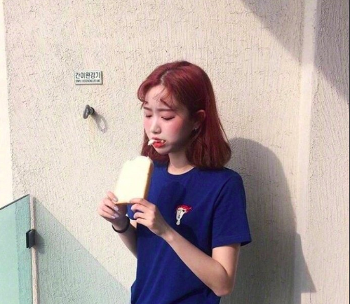 今年超流行的齐肩超卷发美女图片