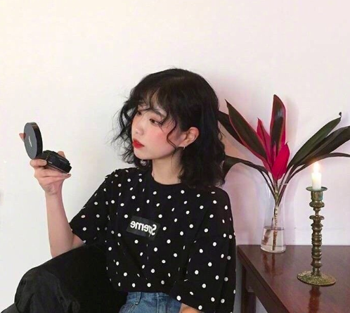 今年超流行的齐肩超卷发美女图片