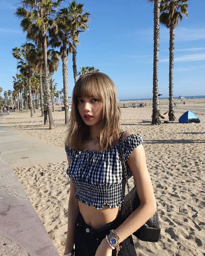 韩国美女组合BLACKPINK成员lisa出游图片