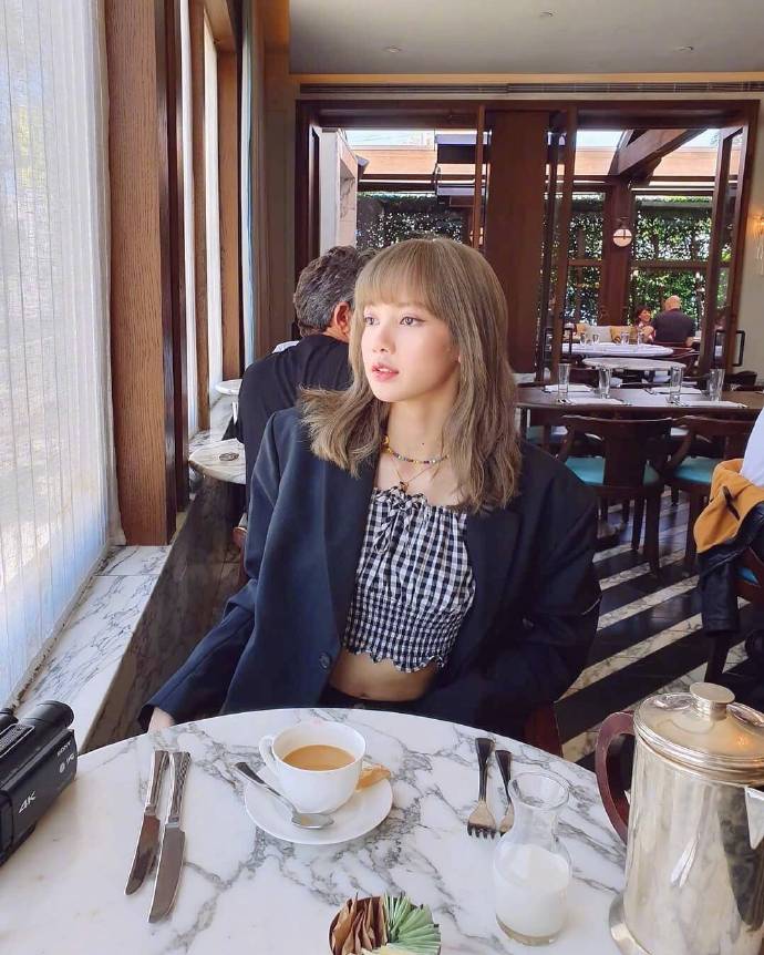 韩国美女组合BLACKPINK成员lisa出游图片