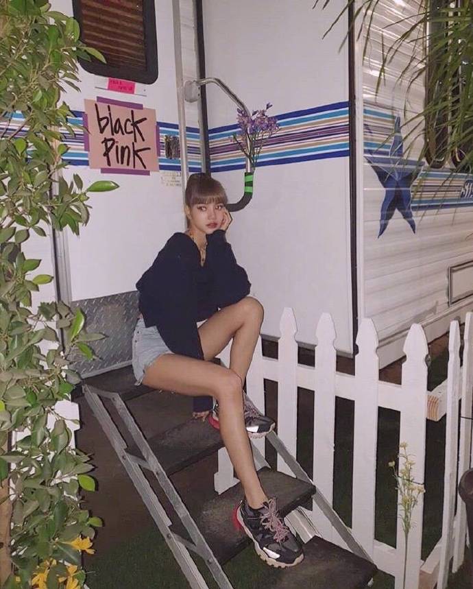 韩国美女组合BLACKPINK成员lisa出游图片