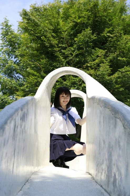 日本学生妹宮本佳林俏皮写真图片