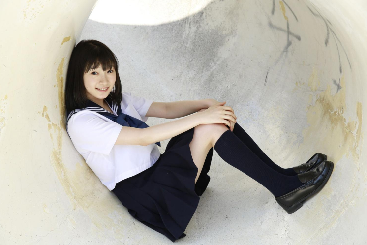 日本学生妹宮本佳林俏皮写真图片
