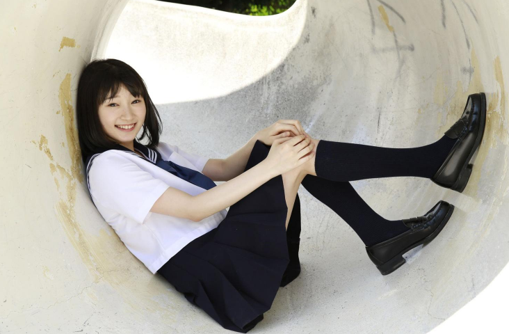 日本学生妹宮本佳林俏皮写真图片