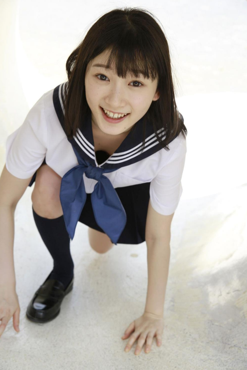 日本学生妹宮本佳林俏皮写真图片