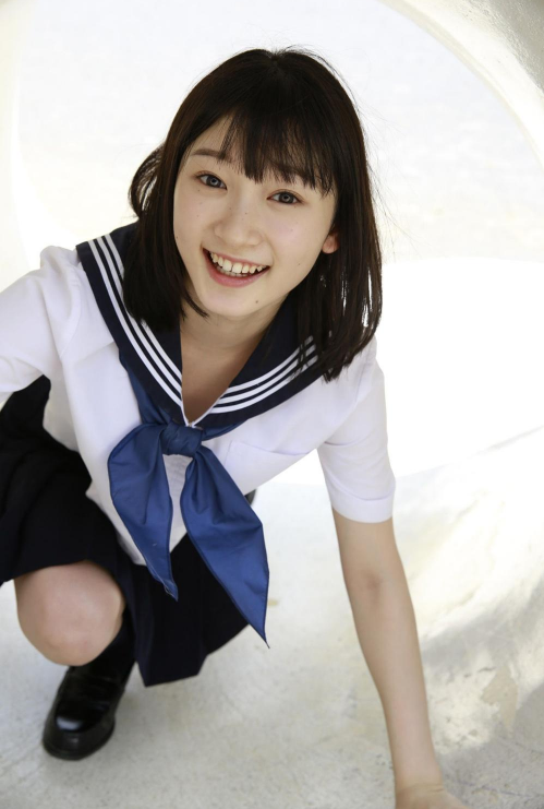 日本学生妹宮本佳林俏皮写真图片