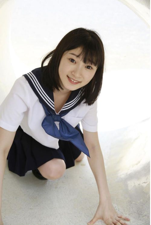 日本学生妹宮本佳林俏皮写真图片