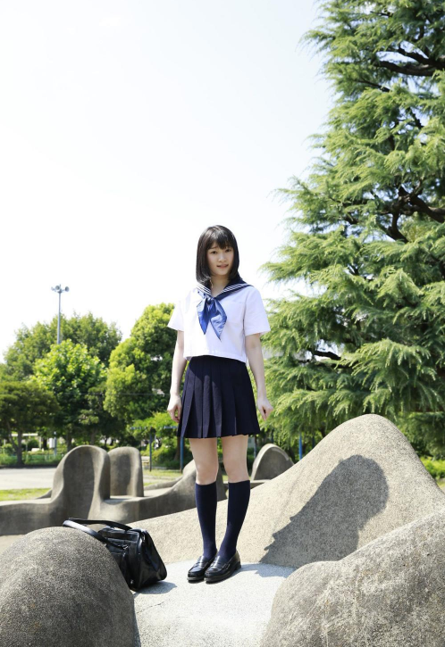 日本学生妹宮本佳林俏皮写真图片