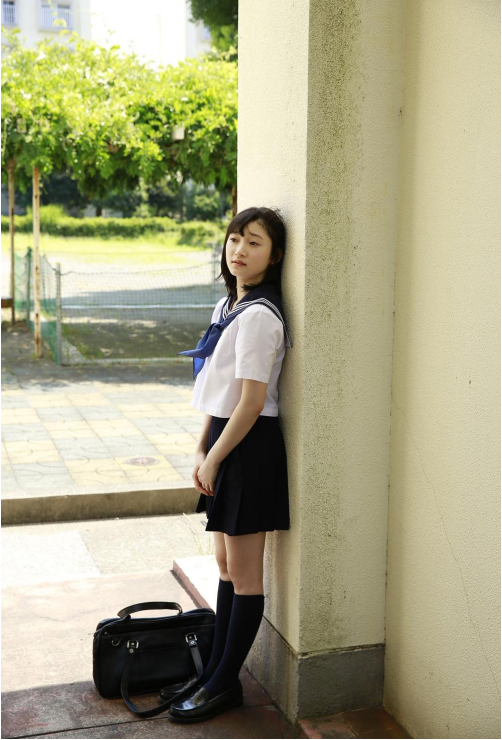 日本学生妹宮本佳林俏皮写真图片