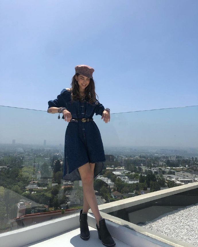 混血美女明星昆凌复古牛仔裙图片