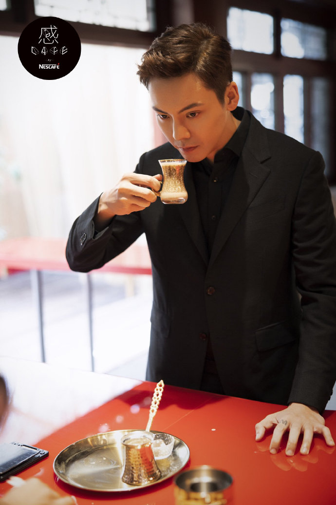 男神陈伟霆打卡雀巢咖啡感CAFE图片