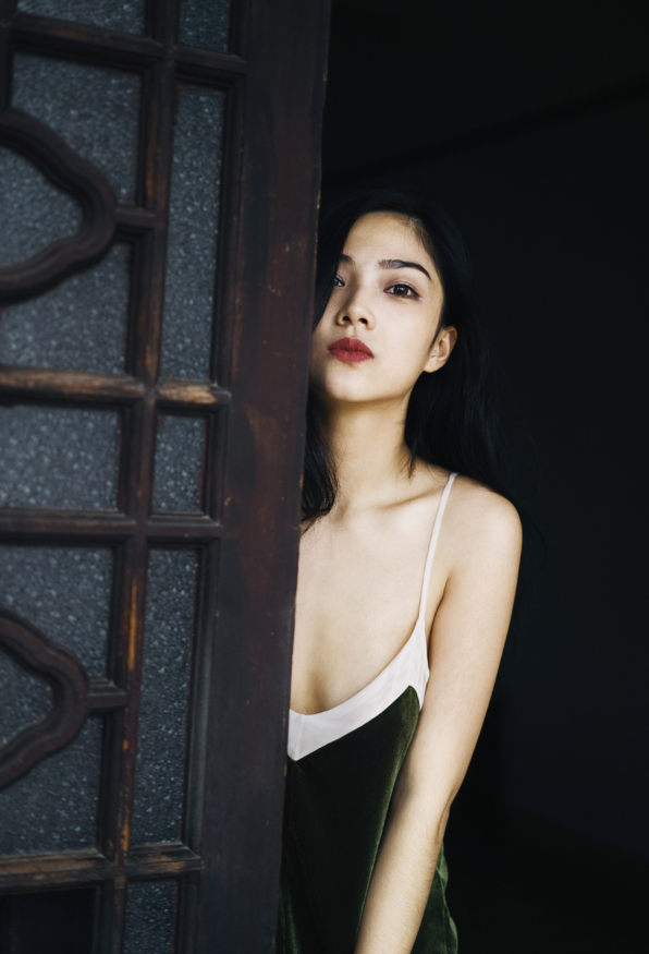 清纯美女吊带深沟高级性感图片