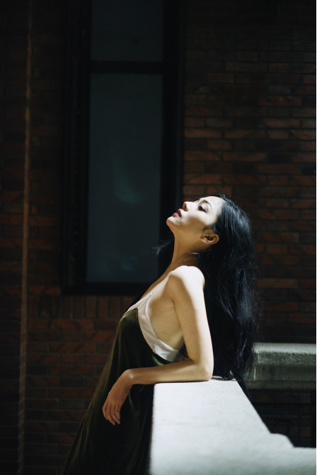 清纯美女吊带深沟高级性感图片