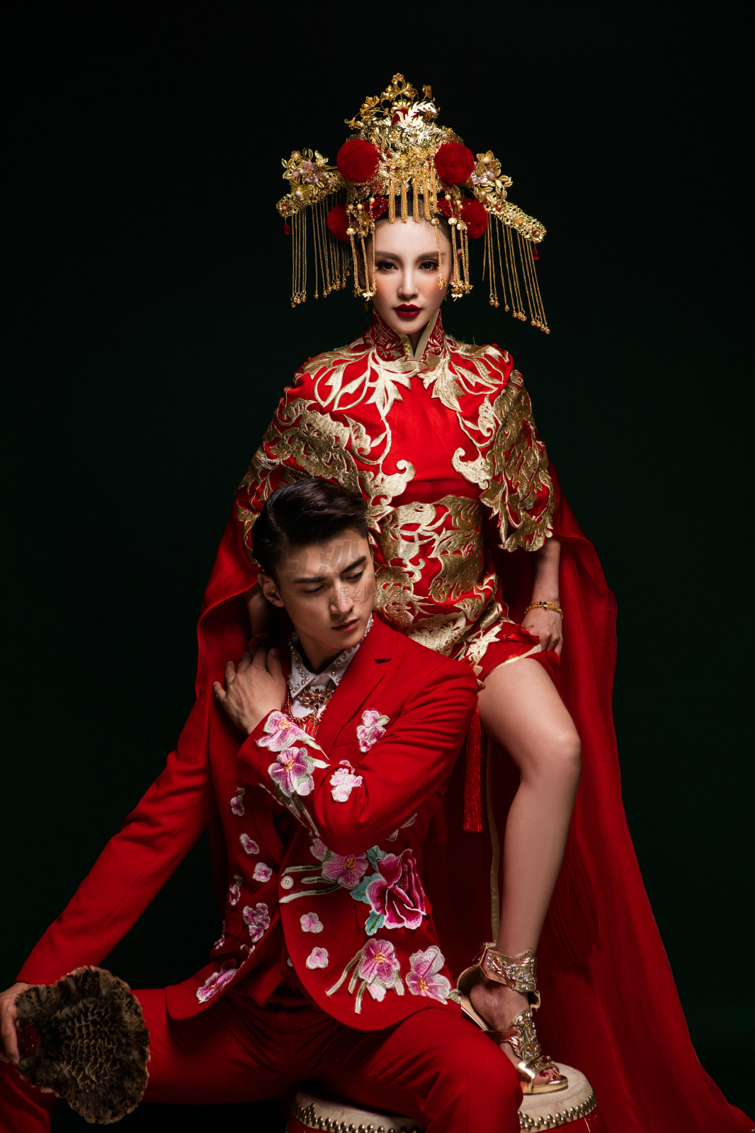 传统中式礼服创意婚纱照图片