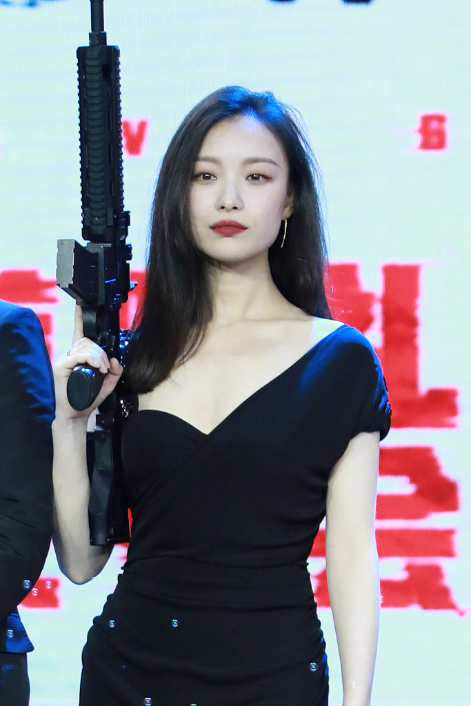 南京美女图片 小黑裙配红唇倪妮亮相新片首映图