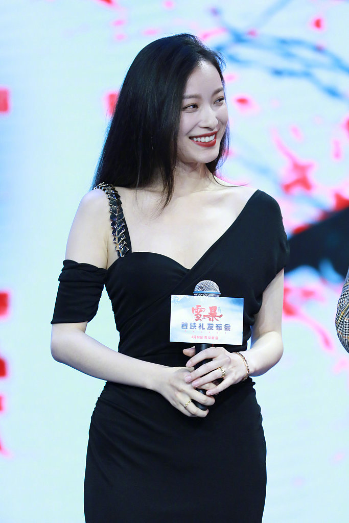 南京美女图片 小黑裙配红唇倪妮亮相新片首映图
