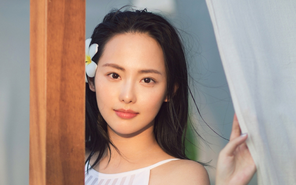 清纯美女明星张嘉倪性感写真图片