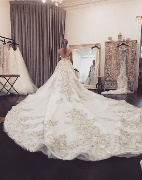 漂亮的露背婚纱图片