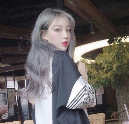 蓬松的大卷发美女图片