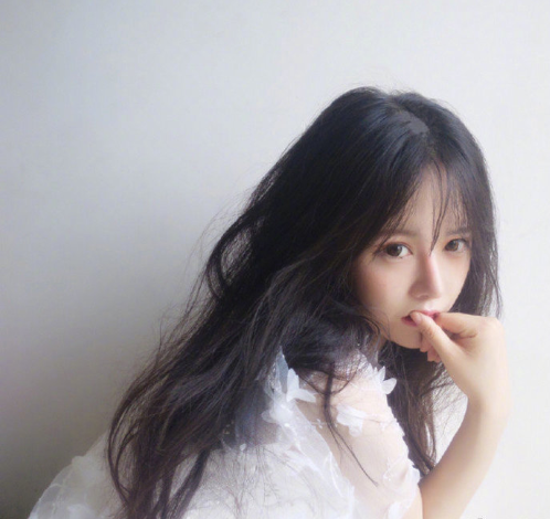 蓬松的大卷发美女图片